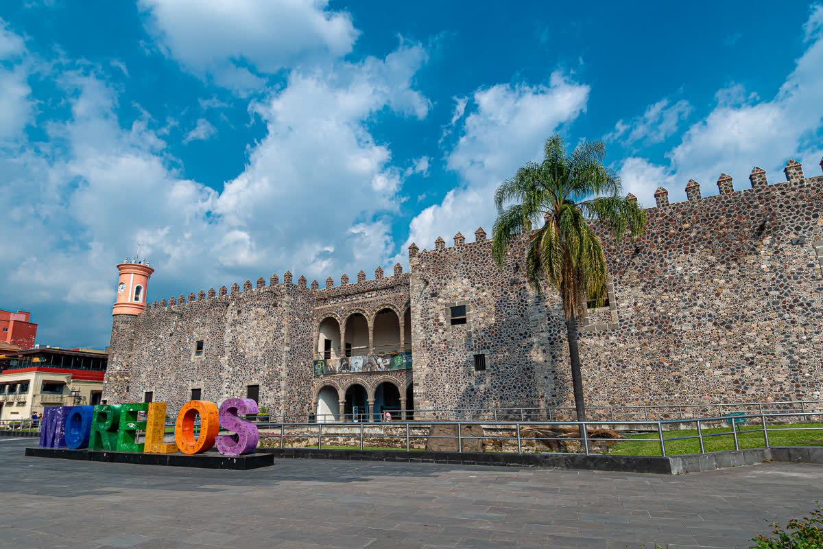 Palacio de Cortés con las letras de Morelos en Cuernavaca