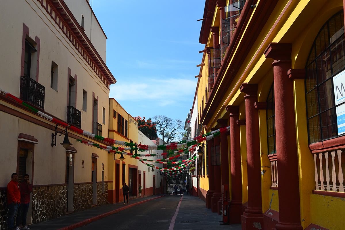 Calle con fachadas de colores en el centro de Cuernavaca