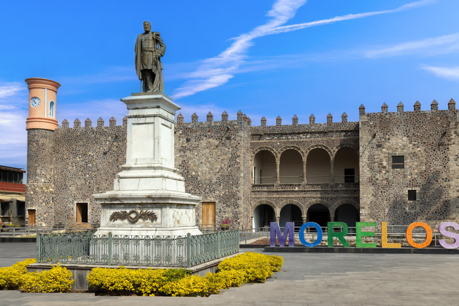 Palacio de Cortés y la estatua de Morelos en el centro de Cuernavaca